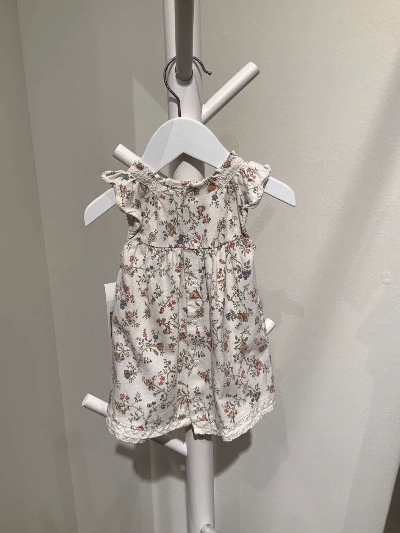 K newbie klänning blommig vit 68