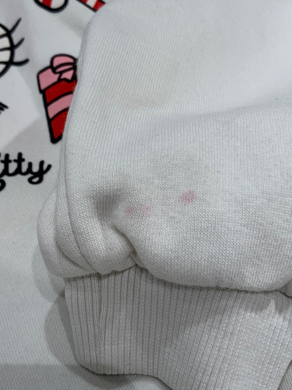 H&M Tröja 122/128 vit/julmotiv Hello Kitty: fläck