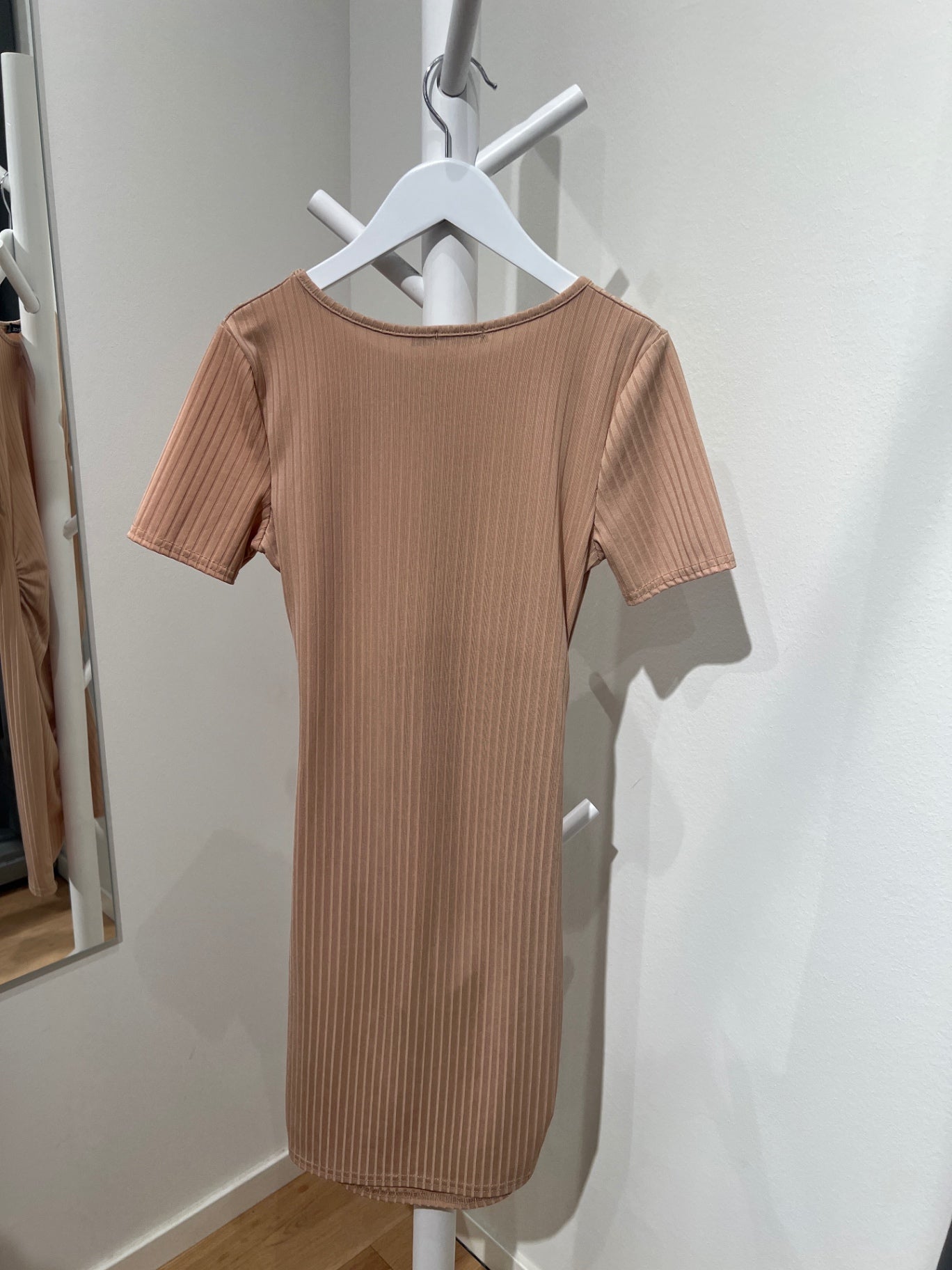 S Boohoo mammaklänning beige S