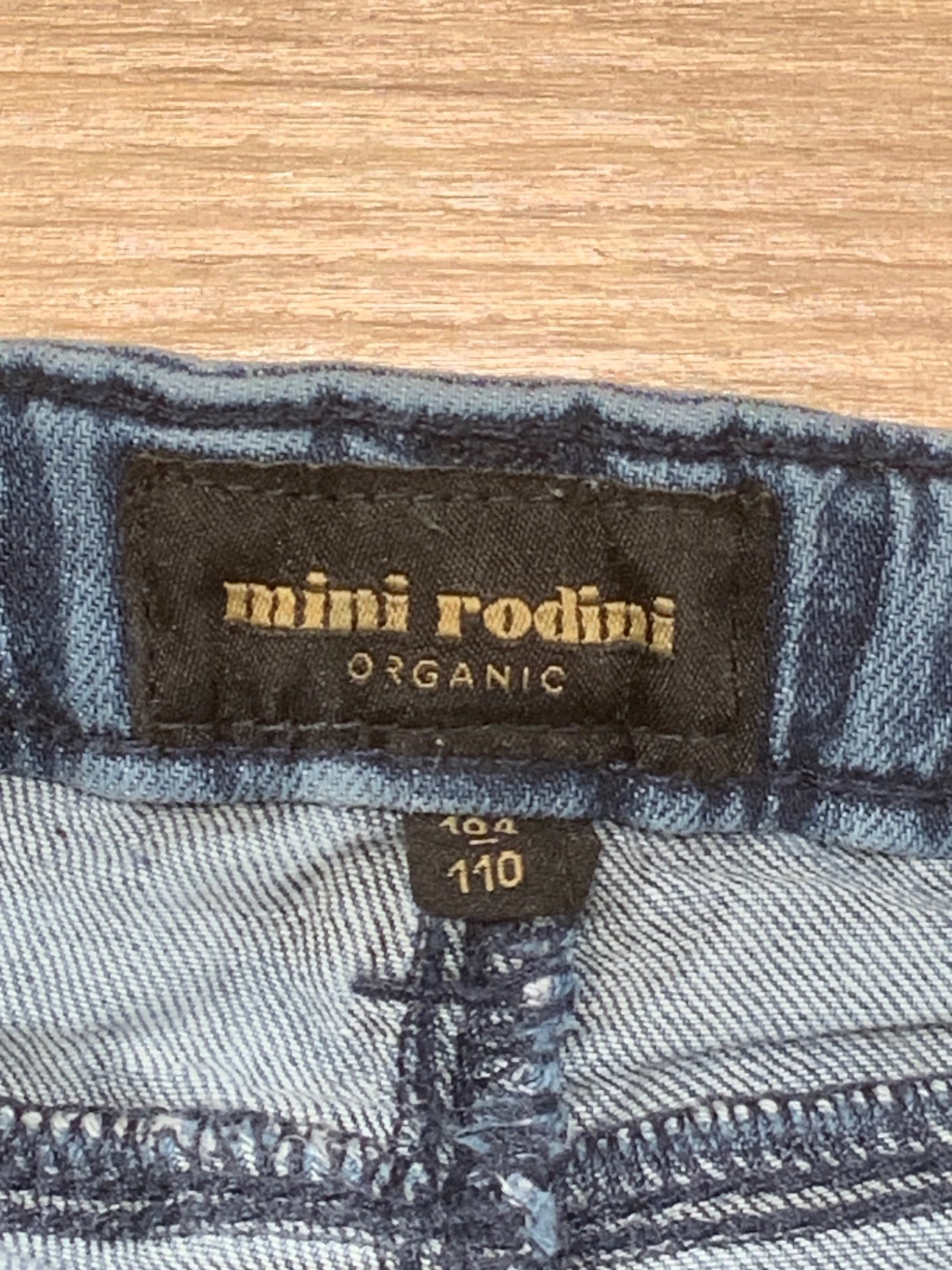 S Mini Rodini Jeans 104-110 Blå (liten fläck på höger knä)