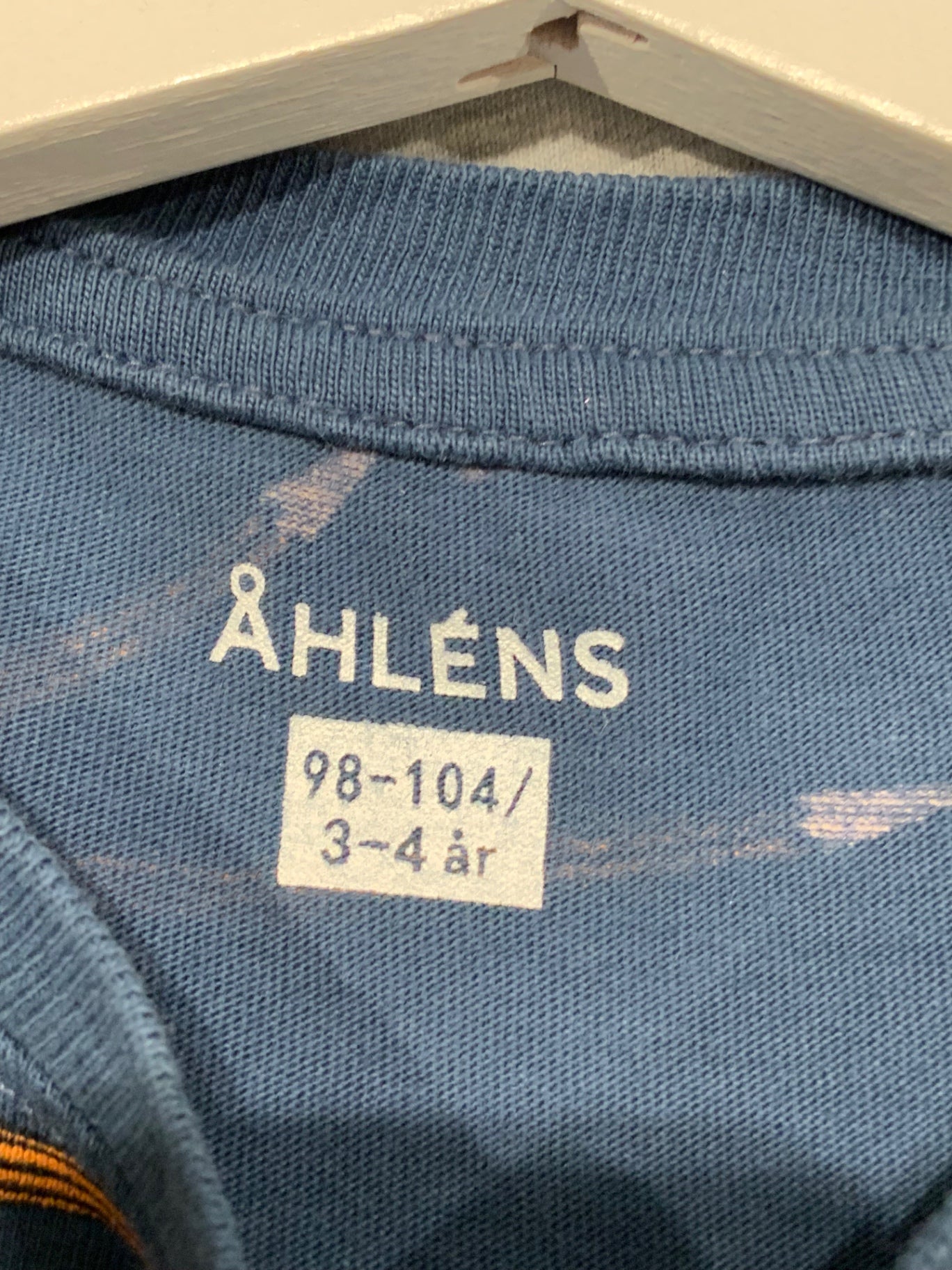 S Åhléns T-shirt 98/104 Mörkblå/Pennor