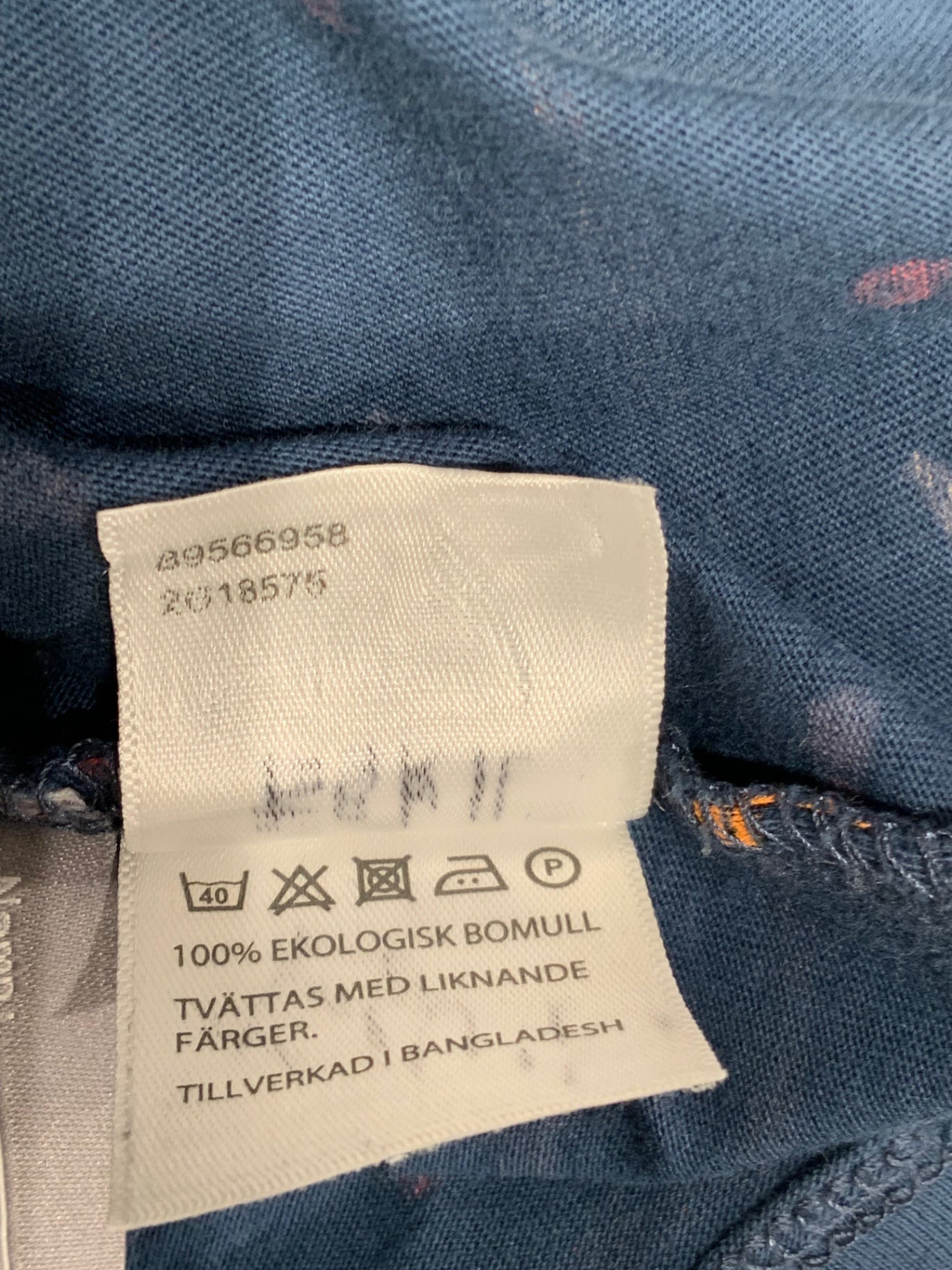 S Åhléns T-shirt 98/104 Mörkblå/Pennor