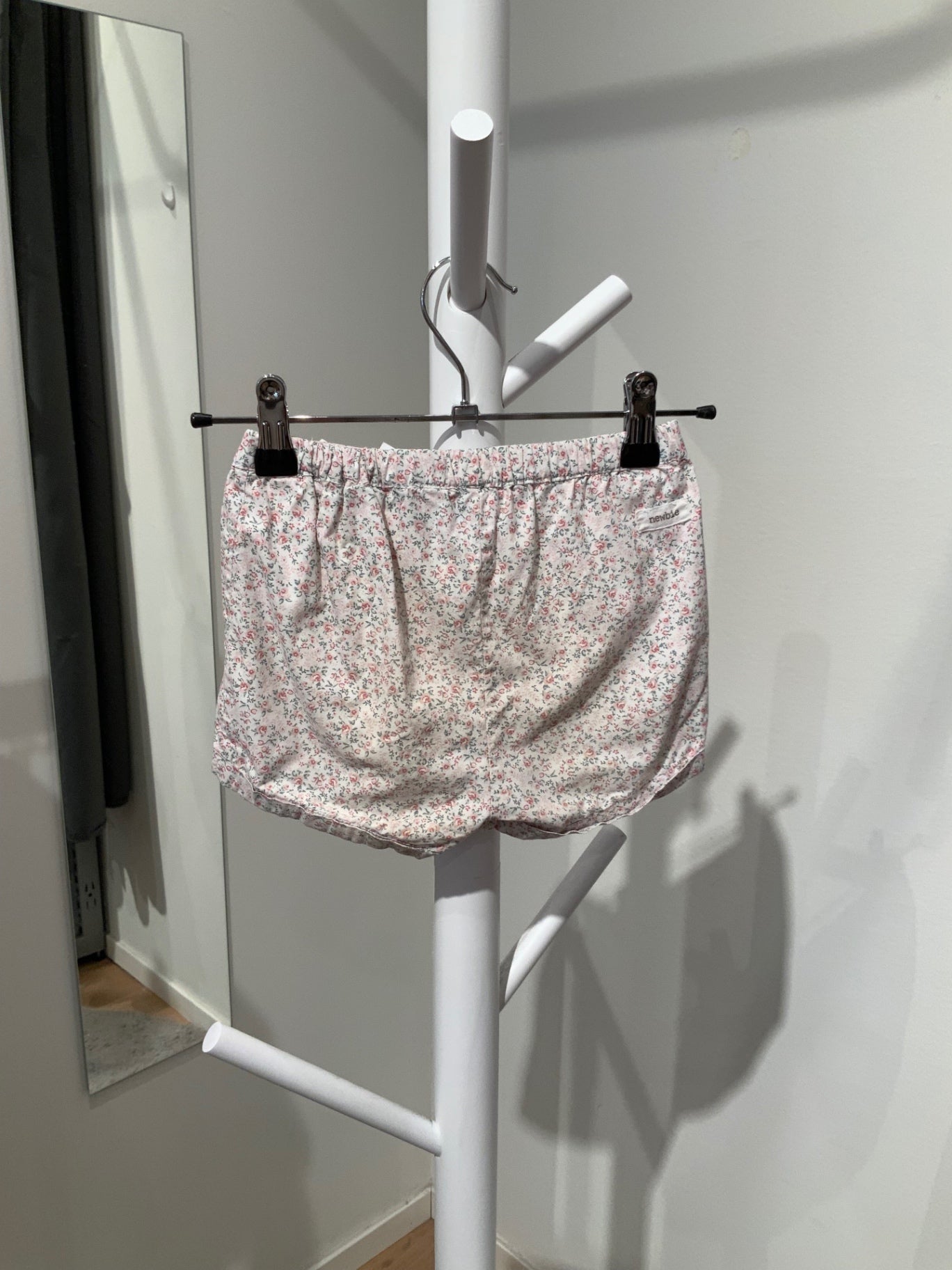 S Newbie shorts småblommig 104