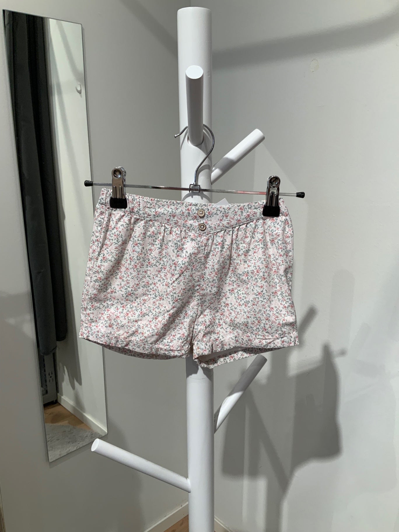 S Newbie shorts småblommig 104