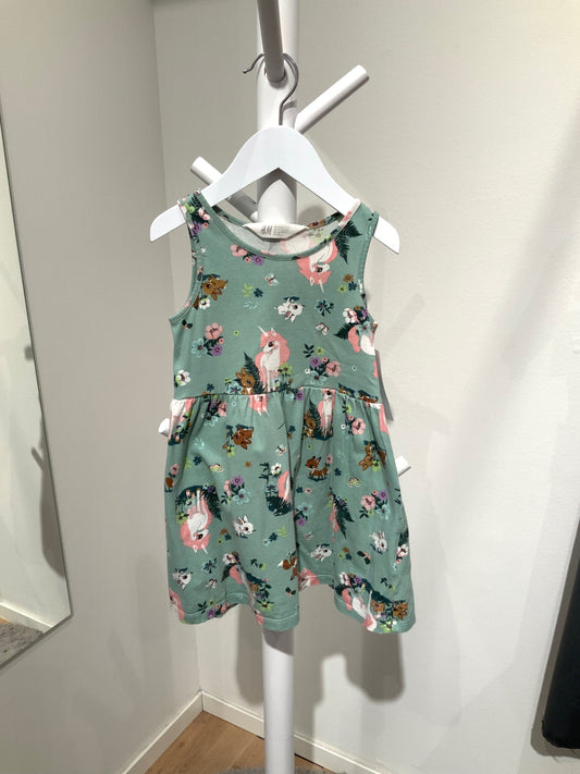 K Hm grön klänning unicorn 98/104
