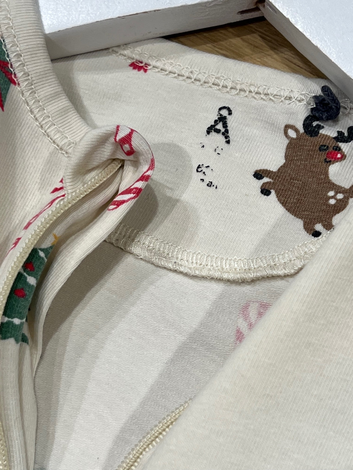 Åhlens Pyjamas 62 Beige/Jultema A: dova fläckar