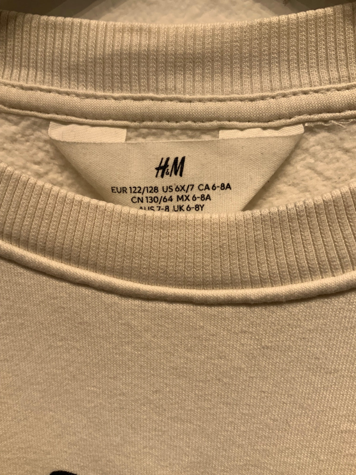 H&M Tröja 122/128 vit/julmotiv Hello Kitty: fläck