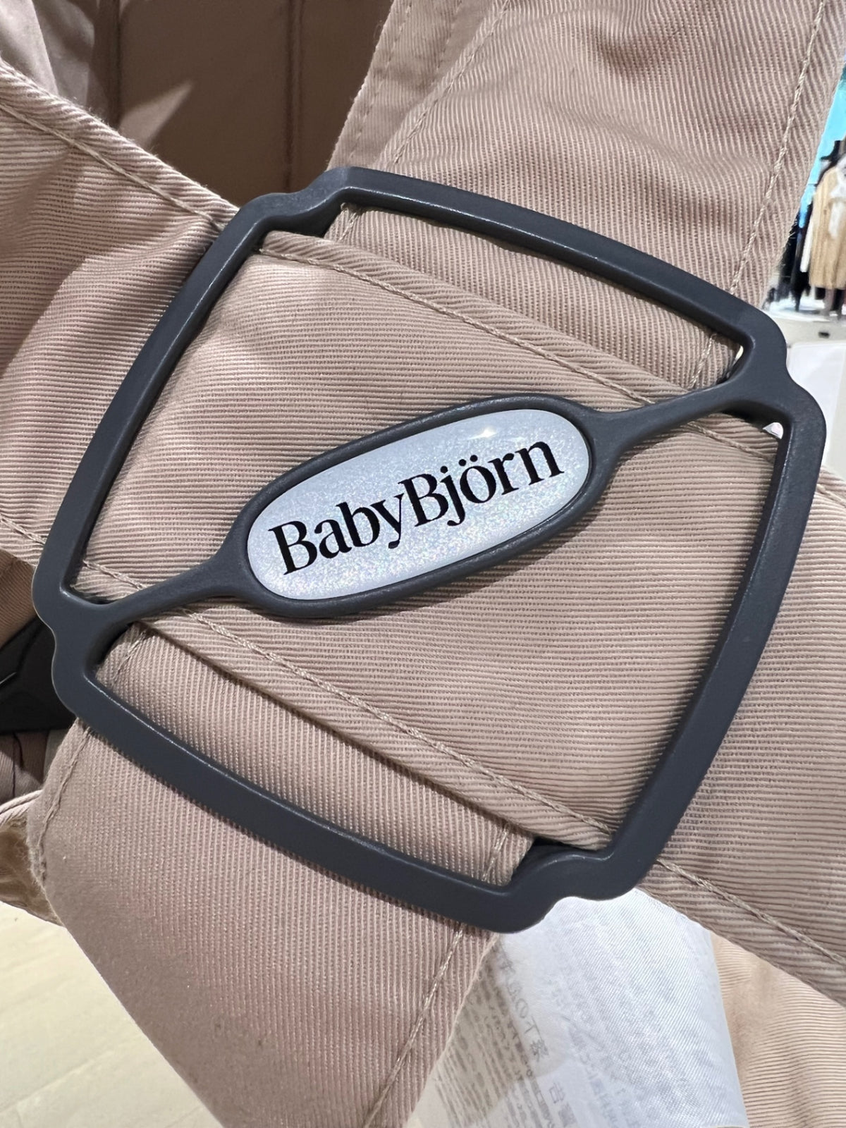 Babyjörn Bärsele Mini 3.2kg-11kg Beige (passar nyfödda bra) A: fläck insidan