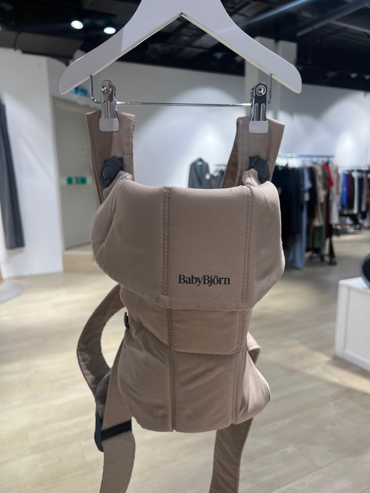 Babyjörn Bärsele Mini 3.2kg-11kg Beige (passar nyfödda bra) A: fläck insidan
